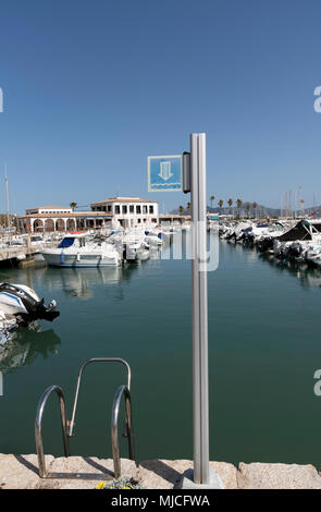 Port de Pollenca, Mallorca, Spagna. 2018. Un segno sulla parte superiore di una scaletta in acciaio inox per accedere a una barca sulla marina in questa cittadina di mare Foto Stock