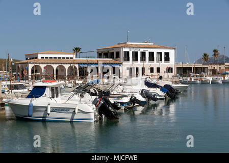Port de Pollenca, Mallorca, Spagna. 2018. Barche della marina in questa cittadina di mare di Porto Pollenca Maiorca. Foto Stock