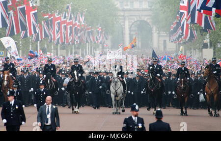 Regno Unito - Royal nozze del principe William e Kate (Catherine) Middleton - processione lungo il centro commerciale al Buckingham Palace 29 aprile 2011 LONDON REGNO UNITO Foto Stock