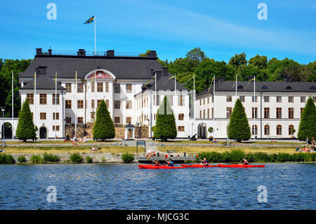 Stoccolma, Svezia - Luglio 2014: l'Accademia Militare Karlberg a Karlberg palazzo o castello di Karlberg situato dal Karlberg Canal a Solna comune Foto Stock