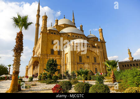 La grande moschea di Muhammad Ali Pasha, o la moschea di alabastro, o Muhammad Ali moschea è situato nella Cittadella del Cairo in Egitto, Nord Africa Foto Stock