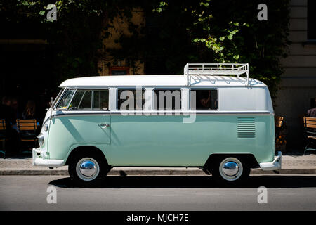 Berlino, Germania - maggio 2018: un vintage VW T1 BULLI , oldtimer van da Volkswagen sulla strada di Berlino, Germania. Foto Stock