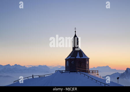 Chiesa di Santa Croce sul Wallberg con vista al Tegernseer montagne del Mangfall montagne di sera, Rottach-Egern, Alta Baviera, Baviera, Germania meridionale, Germania, Foto Stock