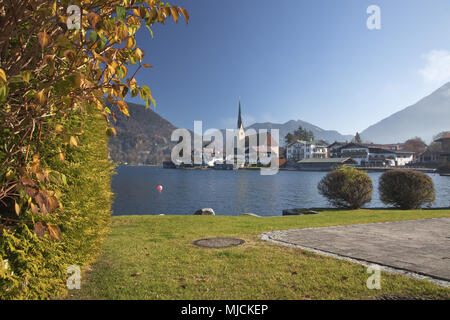 Vista sul Tegernsee al Malerwinkel di Rottach-Egern, valle Tegernsee, Alta Baviera, bavaresi, Germania meridionale, Germania, Foto Stock