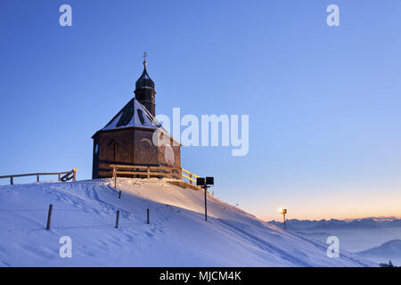 Chiesa di Santa Croce sul Wallberg con vista del Tegernseer montagne del Mangfall montagne di sera, Rottach-Egern, Alta Baviera, Baviera, Germania meridionale, Germania, Foto Stock