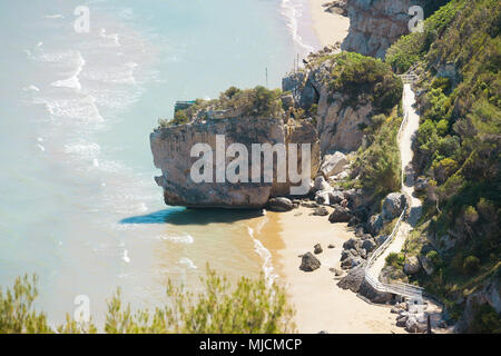 Pescichi, Puglia, Italia - sentiero escursionistico per la spiaggia di Pescichi Foto Stock