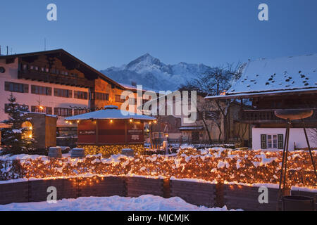 Mohrenplatz (quadrato), Alba, inverno, Garmisch-Partenkirchen, Baviera, Germania, Foto Stock