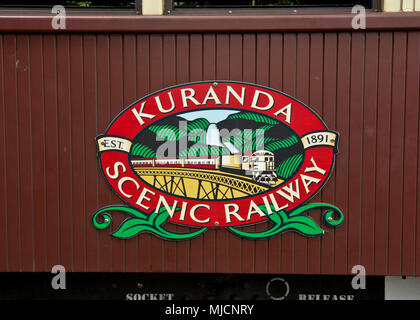 Emblema di Kuranda Scenic Railway sul lato del treno di trasporto passeggeri. Stazione di Kuranda, Queensland. Foto Stock