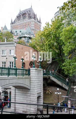 Vista della città con la fortezza e il Château Frontenac a Quebec City Foto Stock