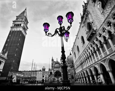 L'Italia, Venezia, Piazza San Marco, il Campanile, il Palazzo del Doge, lampada Foto Stock