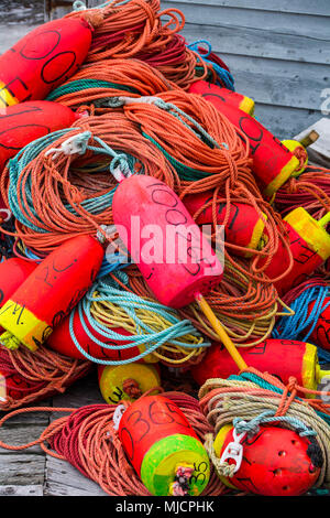 Corde colorate e boe nel porto di pesca di Peggy's Cove vicino a Halifax in Canada Foto Stock