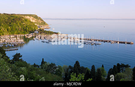 La baia di Sistiana vicino a Trieste, Italia, e il suo porto turistico appena prima di un tramonto di primavera Foto Stock