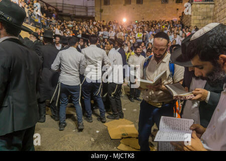 MERON, Israele - 03 Maggio 2018: ebrea ortodossa frequentare gli uomini e la danza e le donne guarda al hillula annuale del Rabbino Shimon bar Yochai, in Meron, Israe Foto Stock