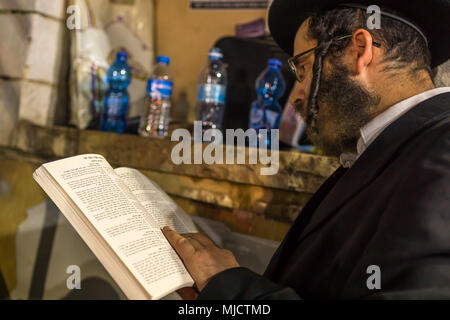 MERON, Israele - 03 Maggio 2018: ebrea ortodossa l uomo si prende parte all'annuale hillula del Rabbino Shimon bar Yochai, in Meron, Israele, sul gruppo LAG BaOmer Holiday Foto Stock