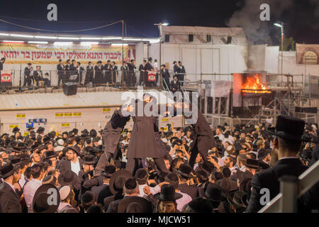 MERON, Israele - 03 Maggio 2018: una folla di Giudei ortodossi frequentare e danza e musicisti suonano, all'annuale hillula del Rabbino Shimon bar Yochai, in mero Foto Stock