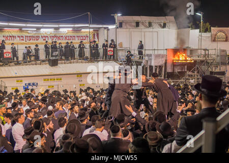 MERON, Israele - 03 Maggio 2018: una folla di Giudei ortodossi frequentare e danza e musicisti suonano, all'annuale hillula del Rabbino Shimon bar Yochai, in mero Foto Stock
