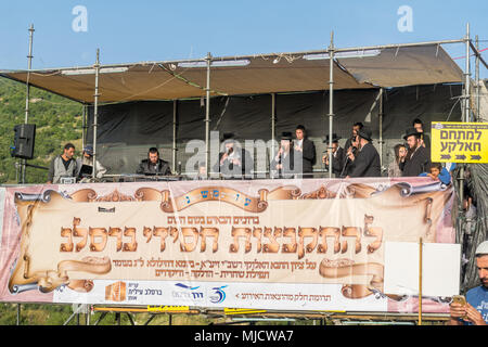 MERON, Israele - 03 Maggio 2018: musicisti suonano canzoni tradizionali per la folla danzante, all'annuale hillula del Rabbino Shimon bar Yochai, in Meron, Isra Foto Stock