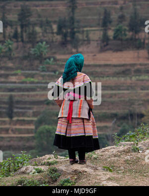 Donna Hmong con testa sciarpa in possibile mercato Cao, Vietnam. Foto Stock