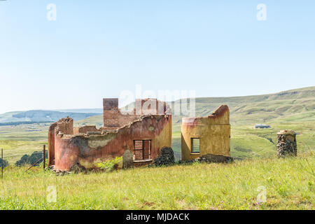 Un rudere vicino a monaci cruscotto in Kwazulu-Natal Drakensberg Foto Stock