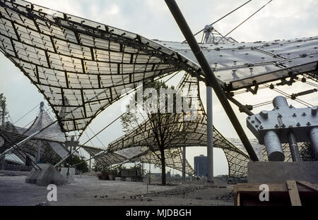 Der Münchner Olympiapark kurz vor der Fertigstellung. Il Parco Olimpico di Monaco di Baviera in costruzione. L'Olympiapark appena prima del completamento nel 1972. Foto Stock