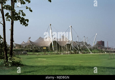 Der Münchner Olympiapark kurz vor der Fertigstellung. Il Parco Olimpico di Monaco di Baviera in costruzione. L'Olympiapark appena prima del completamento nel 1972 Foto Stock