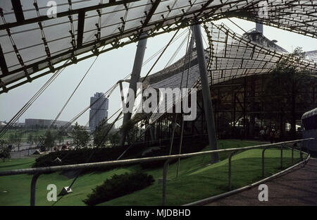 Der Münchner Olympiapark kurz vor der Fertigstellung. Il Parco Olimpico di Monaco di Baviera in costruzione. L'Olympiapark appena prima del completamento nel 1972. Foto Stock