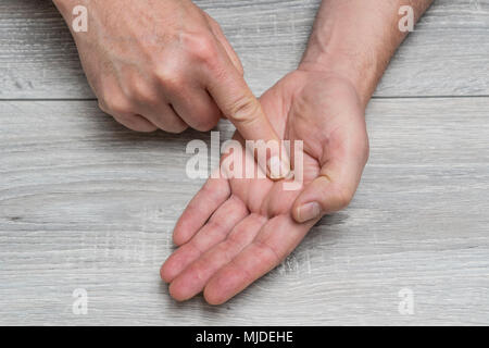 Il gesto di un uomo con le mani in mano durante un argomento Foto Stock