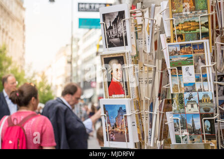 Cartoline austriaco, focus su Mozart picture card su occupato attrazione turistica street Foto Stock