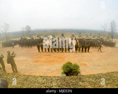 Stati Uniti I soldati dell esercito dal 1° Battaglione, XXI Reggimento di Fanteria, seconda della brigata di fanteria combattere la squadra, XXV divisione di fanteria, U.S. Marines con Apache Company, Terza luce ricognizione corazzato battaglione, Combat Assault battaglione, terza divisione Marine e Royal Thai soldati armati da 133battaglione di fanteria, XXIII reggimento di fanteria si riuniscono per un Foto Stock