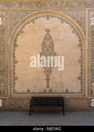 Ornamenti di parete con panchina di una storica casa residenziale a Kashan Foto Stock