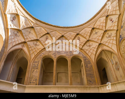 Cortile interno di una storica casa residenziale a Kashan Foto Stock