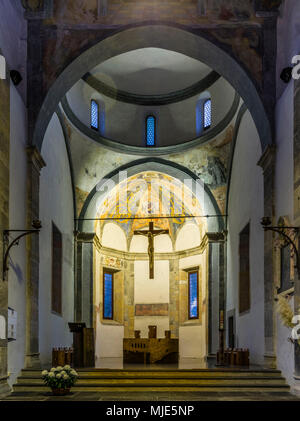 Navata centrale e altare della Chiesa di San Francesco in Locarno Foto Stock