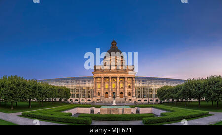 Bayerische Staatskanzlei (bavarese Cancelleria di Stato) in serata, Hofgarten (Corte giardino), Monaco di Baviera, Germania, Europa Foto Stock