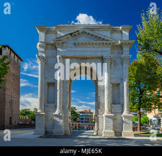 Il romano arco di Triumphal Arco dei Gavi a Verona, Italia, Europa Foto Stock
