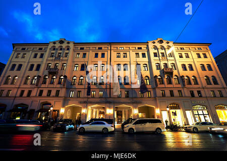 Hotel Vier Jahreszeiten Kempinski München, in serata, facciata, illuminato Foto Stock