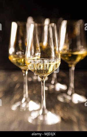 Riempito di vino bianco bicchieri Foto Stock