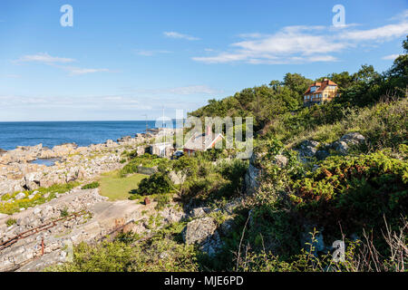 Nascosto case costiera a sud di Randkløve Skår, Europa, Danimarca, Bornholm, Foto Stock
