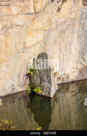 Soffiare i fori in una vecchia cava tra Teglkås e Vang, Europa, Danimarca, Bornholm, Foto Stock