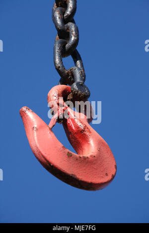 Rosso gancio di carico su una vecchia gru nel museo Harbour, Bremerhaven, Brema, Germania Foto Stock