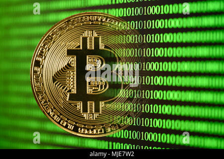 Icona valuta digitale, golden moneta fisica Bitcoin scompare in digitale codice binario Foto Stock