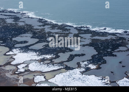 Islanda costa sud tra Eyrarbakki e Stokkseyri vicino Selfoss, fotografati da un Cessna, parzialmente coperte di neve, Foto Stock