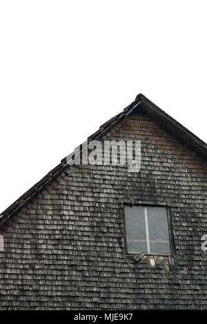 Timpano della facciata, windows, vecchio le assicelle, grigio e stagionato su una casa di legno nella Foresta Nera Foto Stock