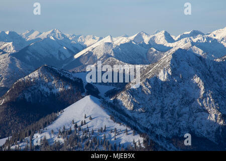 Vista dalla Benediktenwand al Herzogstand e Estergebirge (mountain range) in inverno, Alpi Bavaresi, Baviera, Germania Foto Stock