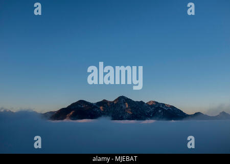 Vista su Walchensee (Lago di Walchen) al Herzogstand mentre high fog, Alpi Bavaresi, Baviera, Germania Foto Stock