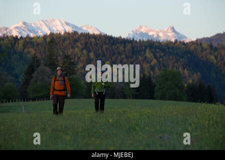 Gli escursionisti sulla penisola Zwergern a Walchensee (Lago di Walchen) all'alba, le Alpi bavaresi, Baviera, Germania Foto Stock