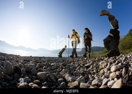 Giovane sulla penisola Zwergern a Walchensee (Lago di Walchen), Alpi Bavaresi, Baviera, Germania Foto Stock