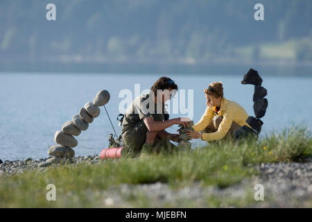 Giovane sulla penisola Zwergern a Walchensee (Lago di Walchen), Alpi Bavaresi, Baviera, Germania Foto Stock