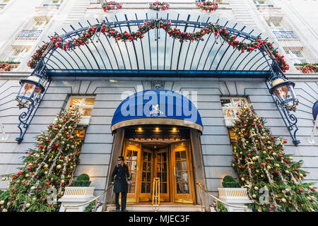 Inghilterra, Londra, Piccadilly, il Ritz Hotel con decorazioni di Natale Foto Stock