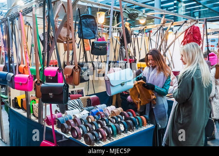 Inghilterra, Londra, Shoreditch, Spitafields Market, pelletteria in stallo Foto Stock