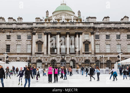 Inghilterra, Londra, Strand, Somerset House, il pattinaggio su ghiaccio Foto Stock